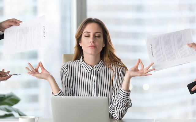 Pust, vær til stede, led bedre. Mindfulness gir indre styrke i en krevende lederhverdag. (Foto: Istock.com)