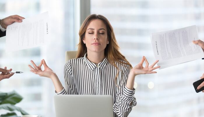 Pust, vær til stede, led bedre. Mindfulness gir indre styrke i en krevende lederhverdag. (Foto: Istock.com)