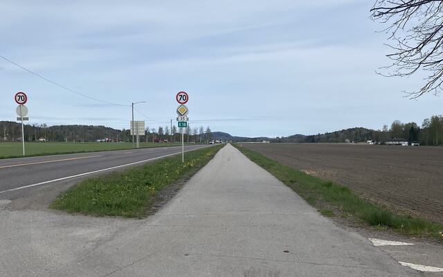 De rette løypa Revetal Halvmaraton går tur-retur to ganger langs Bispevegen/riksvei 35. (Foto: arrangøren)