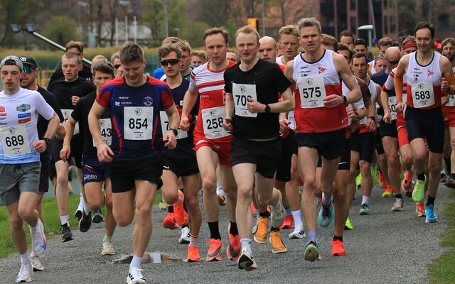 Rett etter starten på 10 km med 643 aktive løpere i feltet. (Foto: Pawel Sikorski)