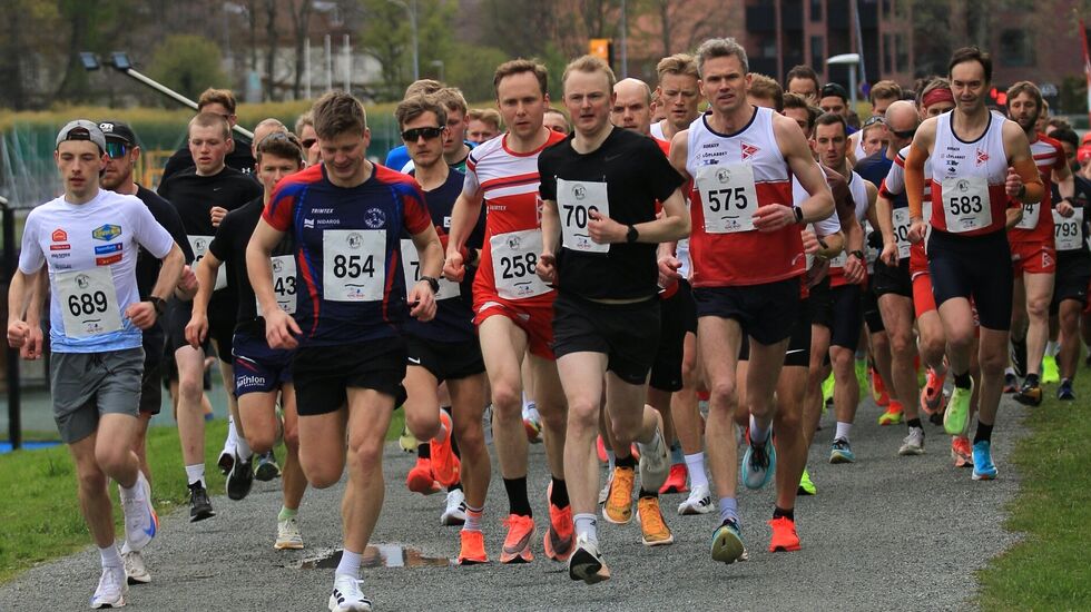 Rett etter starten på 10 km med 643 aktive løpere i feltet. (Foto: Pawel Sikorski)