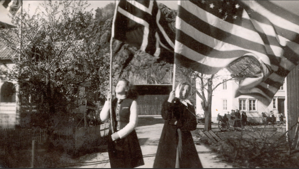 Bilete av to damer som feirar frigjeringa i 1945.