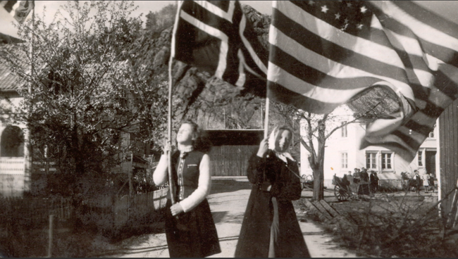 Bilete av to damer som feirar frigjeringa i 1945.