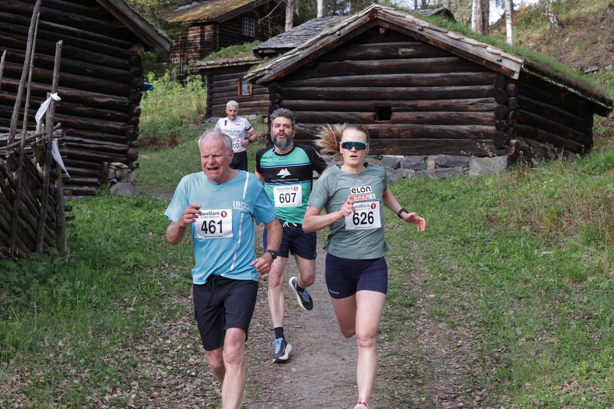 På fine stier i idylliske omgivelser. Nils Bratberg (461), Ikke den ukjente skiløperen Johanne Hauge Harviksen (626) og Kenn Freddy Pedersen (607).