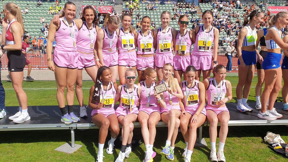 Tjalves kvinner på toppen av seierspallen på Bislett for tredje året på rad. (Foto: Runar Gilberg)