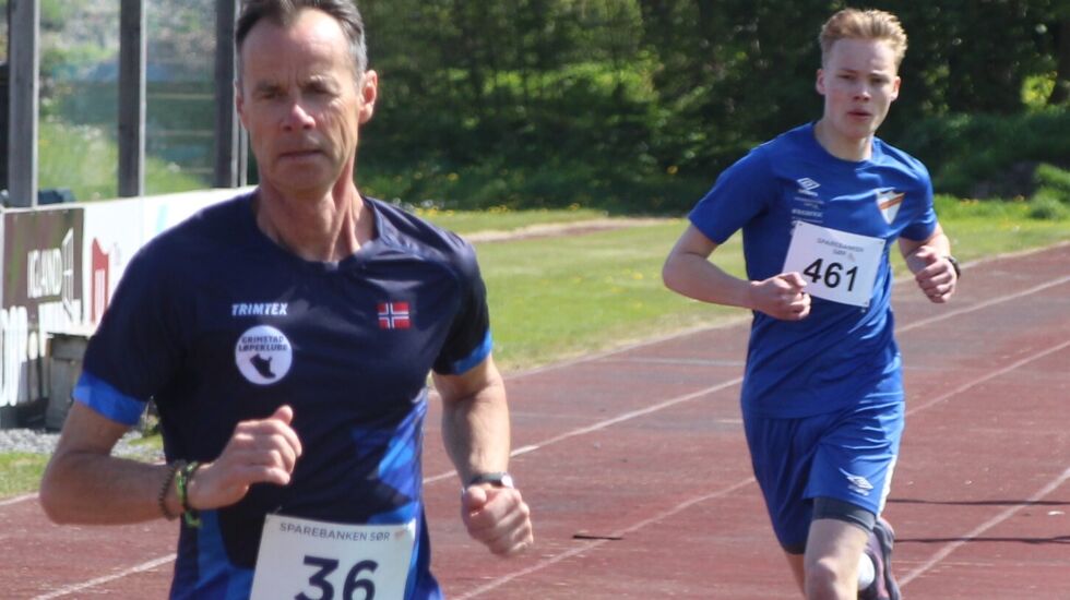 Jaroslaw Sosin var nr. 1 M55 i Kondis' statistik for 2024 med 16:22. En tid som han forbedrede til 16:15,5 i løbestævnet på Fevik stadion lørdag. Bag ses Magnus Bruborg i G16.