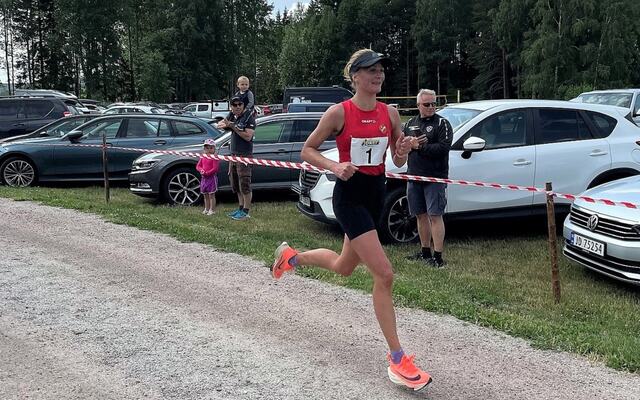 Sigrun Gjølberg da hun ble første kvinne under tre timer i Unionmarathon for to år siden. (Foto: arrangøren)