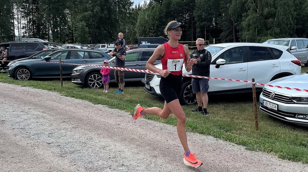 Sigrun Gjølberg da hun ble første kvinne under tre timer i Unionmarathon for to år siden. (Foto: arrangøren)