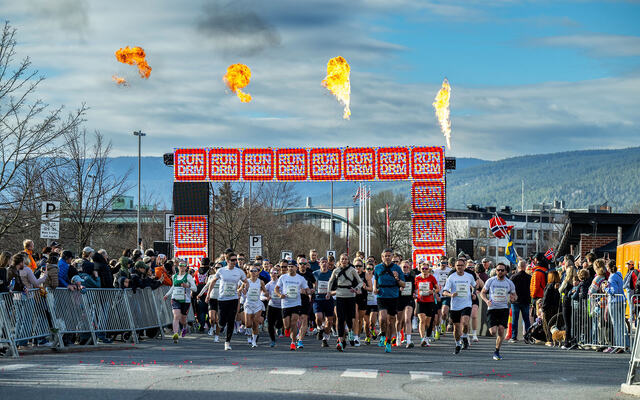 I fyr og flamme: Det er populært å springe, som vi ser her under 10 kilometeren i Drammen første helga i april. (Foto: Samuel Hafsahl)