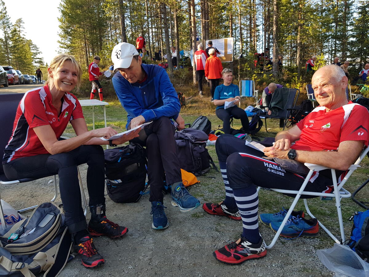 Mona Lome nest raskest blant damene på den lengste løypa diskuterer kart og løype med Andreas Huber og Arne Arnesen