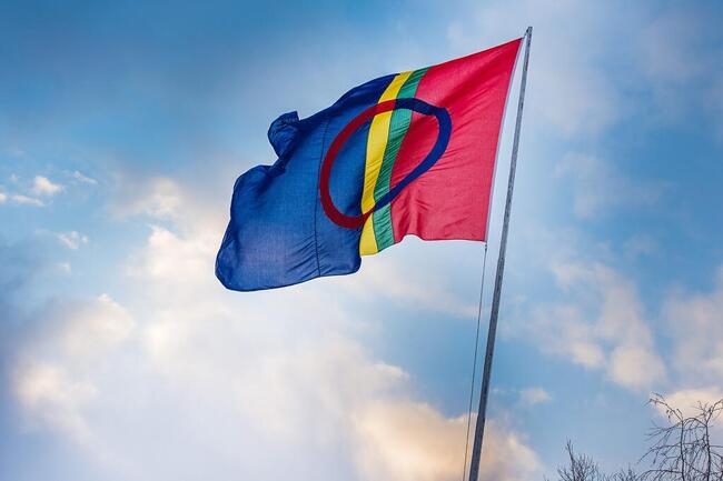 Bilde av det samiske flagget vaiende på en flaggstang