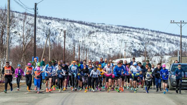 Fra fellestarten for 5 km og 10 km med 68 løpere i feltet. (Foto: Lubomir Zvara)
