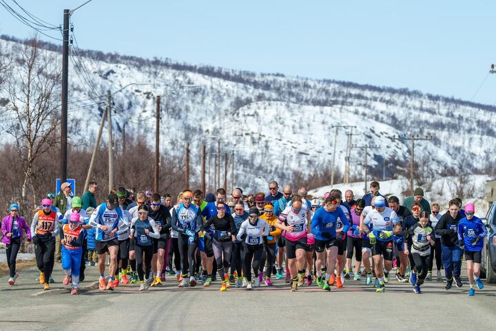 Fra fellestarten for 5 km og 10 km med 68 løpere i feltet. (Foto: Lubomir Zvara)