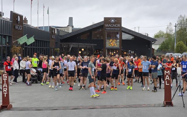 Rundt 150 krystallklare deltakere for å ta fatt på 8,5 km og 5 km på de fine stiene på Magnomoen. (Foto: Kristoffer Kalland)