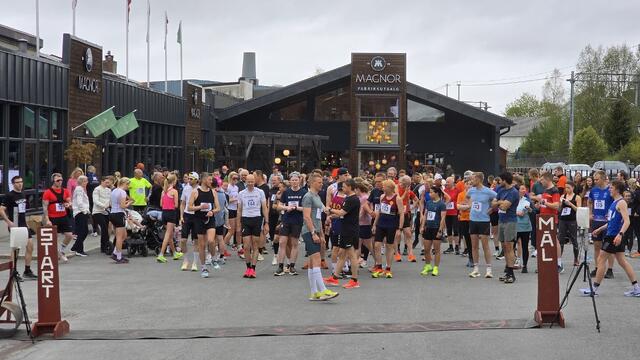 Rundt 150 krystallklare deltakere for å ta fatt på 8,5 km og 5 km på de fine stiene på Magnomoen. (Foto: Kristoffer Kalland) Rundt 150 krystallklare deltakere for å ta fatt på 8,5 km og 5 km på de fine stiene på Magnomoen. (Foto: Kristoffer Kalland)