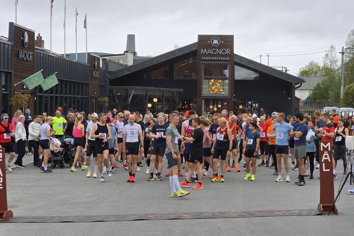 Rundt 150 krystallklare deltakere for å ta fatt på 8,5 km og 5 km på de fine stiene på Magnomoen. (Foto: Kristoffer Kalland)