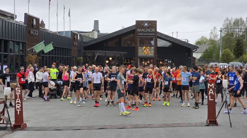 Rundt 150 krystallklare deltakere for å ta fatt på 8,5 km og 5 km på de fine stiene på Magnomoen. (Foto: Kristoffer Kalland) 
