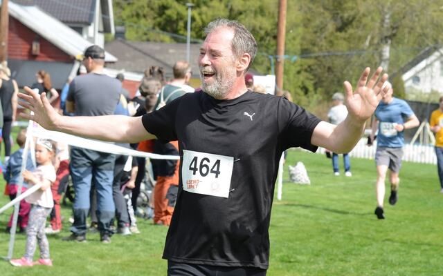 Finn Egon Pedersen viser løperglede over målstreken på sin 5 km. (Foto: Hans Kroglund)
