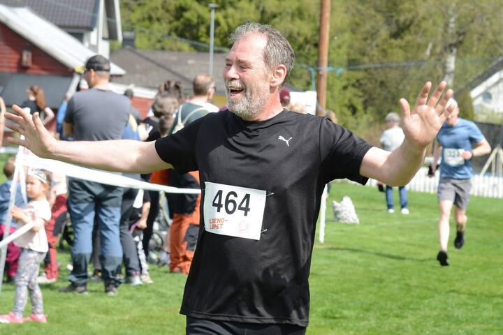 Finn Egon Pedersen viser løperglede over målstreken på sin 5 km.