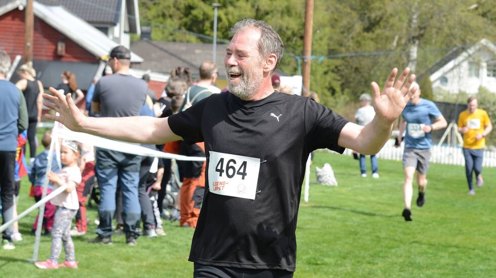 Finn Egon Pedersen viser løperglede over målstreken på sin 5 km.