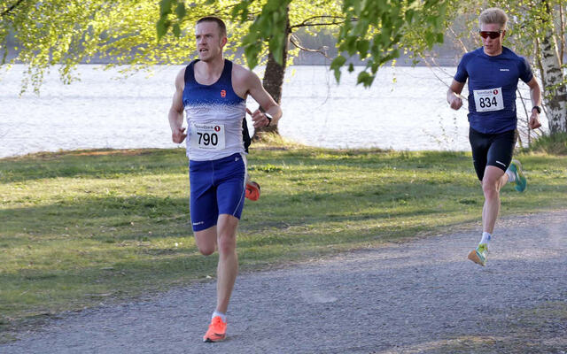 Spurtoppgjør. Fjorårets vinner i Strandtorgløpet, Johannes Havn fra LIF, ledet løpet stort sett hele løpet og vant med tiden 21:56,0. Den eminente skiløperen Martin Løwstrøm Nyenget ble nr. to, slått av vinneren med 2,6 sekunder.