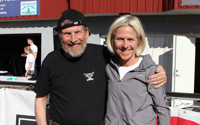 Per og Gunhild Halle Haugen ønsker velkommen til Per Halle Invitational på Greveskogen Idrettspark. (Foto: Kjell Vigestad)