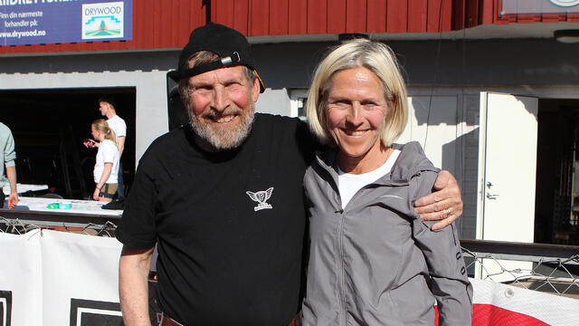 Per og Gunhild Halle Haugen ønsker velkommen til Per Halle Invitational  på Greveskogen Idrettspark. (Foto: Kjell Vigestad)