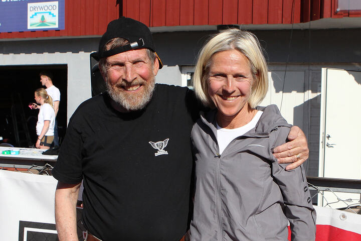 Per og Gunhild Halle Haugen ønsker velkommen til Per Halle Invitational  på Greveskogen Idrettspark. (Foto: Kjell Vigestad)