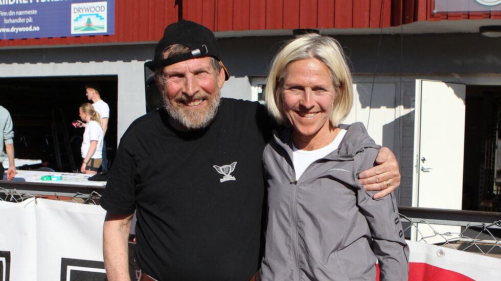 Per og Gunhild Halle Haugen ønsker velkommen til Per Halle Invitational på Greveskogen Idrettspark. (Foto: Kjell Vigestad)
