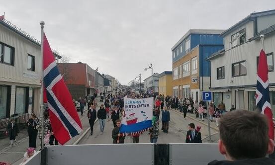 17 mai-toget i Båtsfjord. Foto Øyvind Hauken