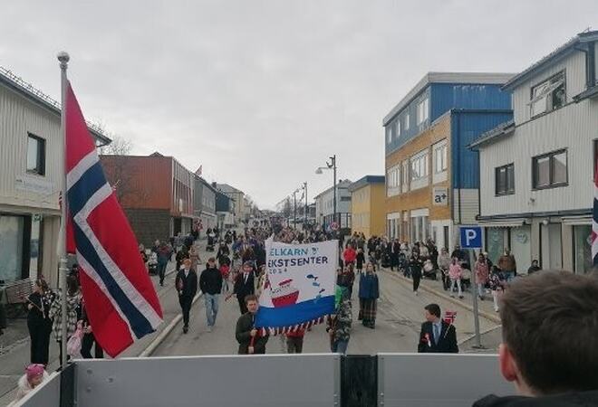 17 mai-toget i Båtsfjord. Foto Øyvind Hauken