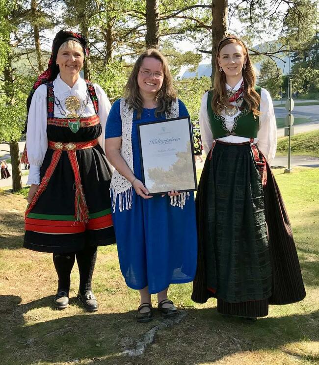 Melanie Fiedler, mottakar av Åseral kommune sin kulturpris 2025 saman med ordførar Inger Lise Lund Stulien og kultursjef Ann Kristin Tollefsen