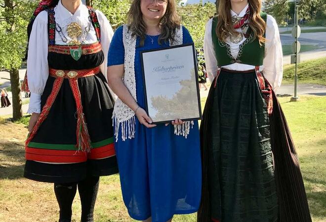 Melanie Fiedler, mottakar av Åseral kommune sin kulturpris 2025 saman med ordførar Inger Lise Lund Stulien og kultursjef Ann Kristin Tollefsen