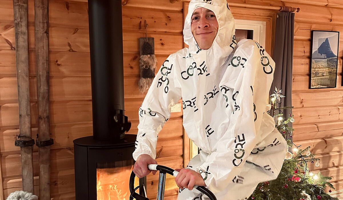 Even Brøndbo Dahl praktiserer varmetrening på hytta på julaften. Her forklarer han hvordan han optimaliserer treningen med denne metoden. (Foto: privat)