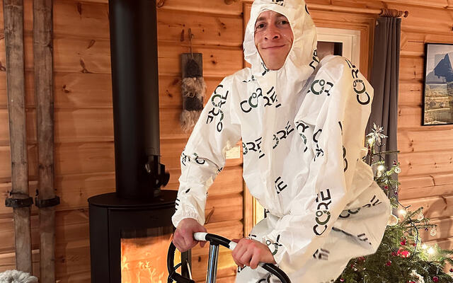 Even Brøndbo Dahl praktiserer varmetrening på hytta på julaften. Her forklarer han hvordan han optimaliserer treningen med denne metoden. (Foto: privat)