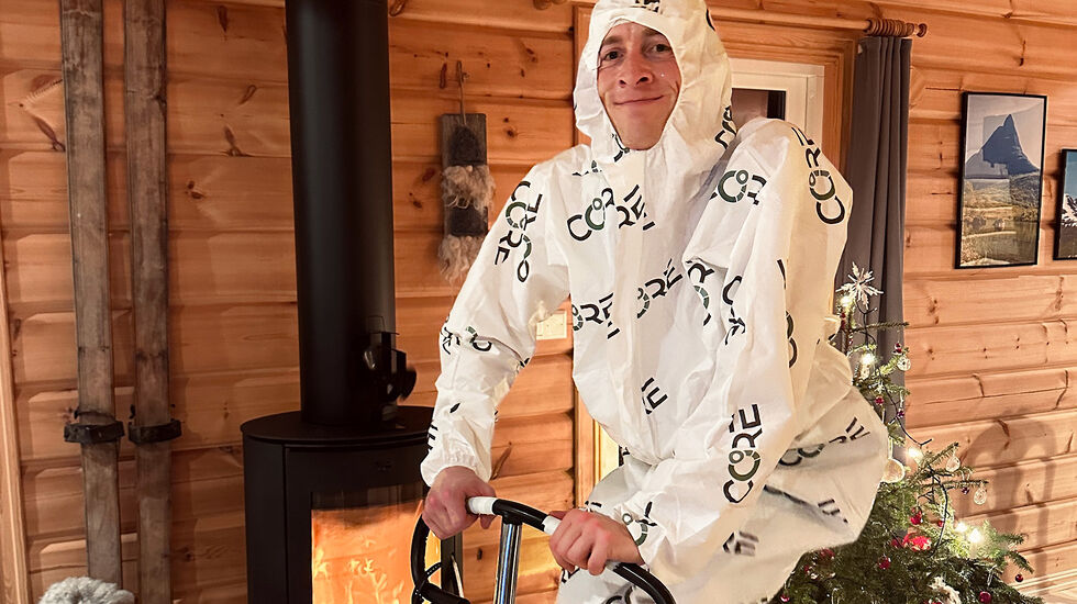 Even Brøndbo Dahl praktiserer varmetrening på hytta på julaften. Her forklarer han hvordan han optimaliserer treningen med denne metoden. (Foto: privat)