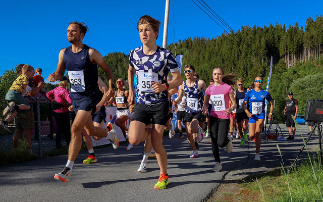 Mads Frigstad og Martin Mjelde løper ut fremst i det felles startfeltet for tre ulike distanser i Kaland Løpskarusell. (Alle foto: Arne Dag Myking)