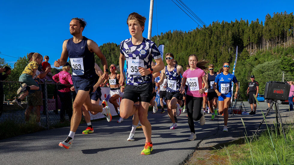 Mads Frigstad og Martin Mjelde løper ut fremst i det felles startfeltet for tre ulike distanser i Kaland Løpskarusell. (Alle foto: Arne Dag Myking)