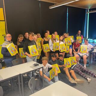 Bilde av klassen til vinneren, 10. trinn ved Tonstad Skule, med ferdig produserte puslespill.