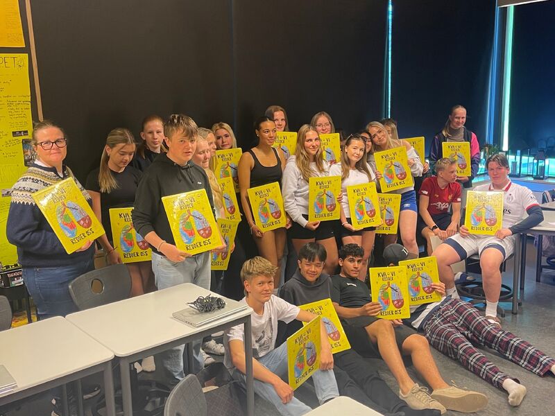Bilde av klassen til vinneren, 10. trinn ved Tonstad Skule, med ferdig produserte puslespill.