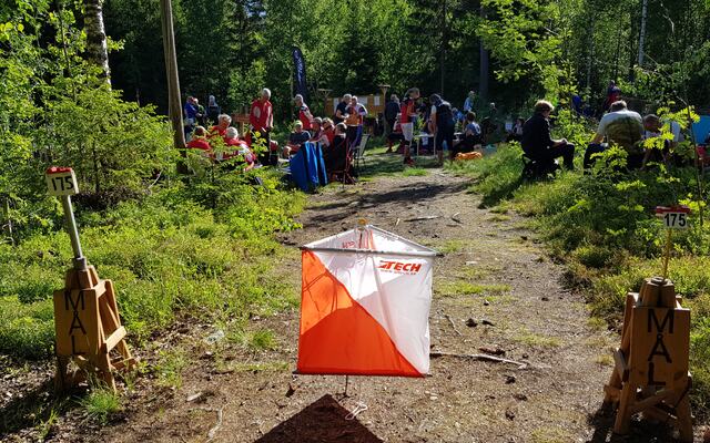 Målpost og samlingsplass i skogkanten.