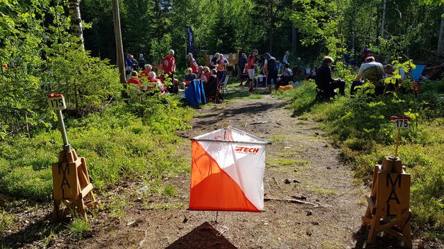 Målpost og samlingsplass i skogkanten. Målpost og samlingsplass i skogkanten.