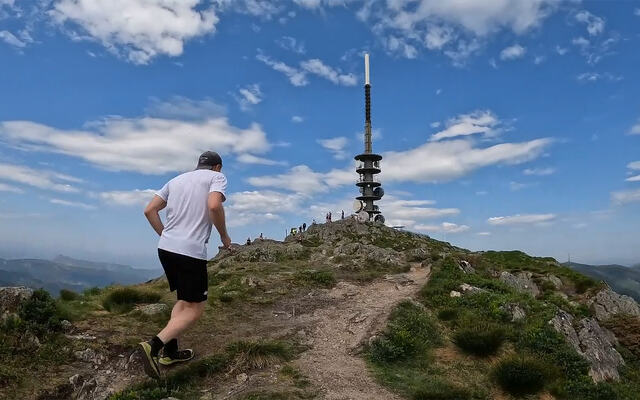 I Ulriken Opp kan du komme deg til toppen via trappene, eller som her: via terrenget i løypen som kalles Drevelin Stormfuglen Trail. (Foto: Arne Dag Myking)