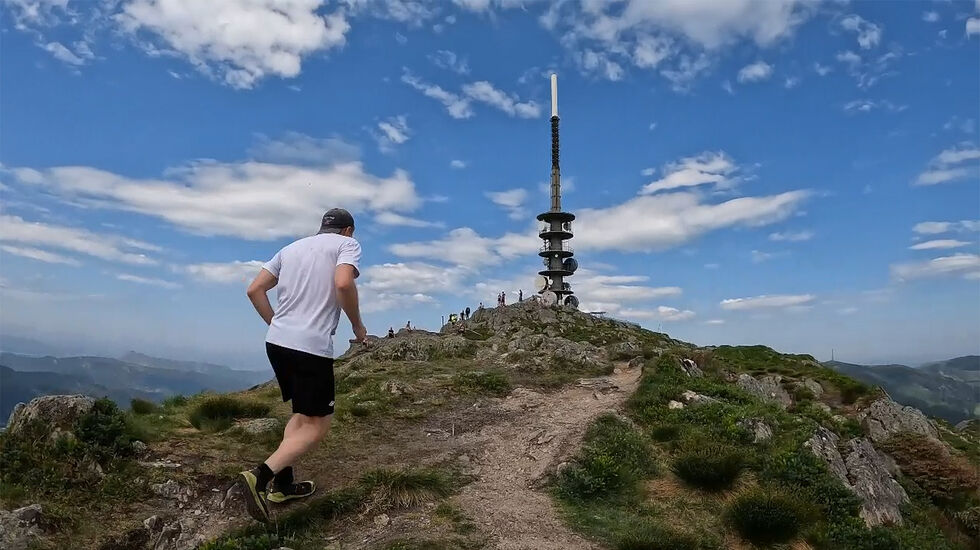 I Ulriken Opp kan du komme deg til toppen via trappene, eller som her: via terrenget i løypen som kalles Drevelin Stormfuglen Trail. (Foto: Arne Dag Myking)