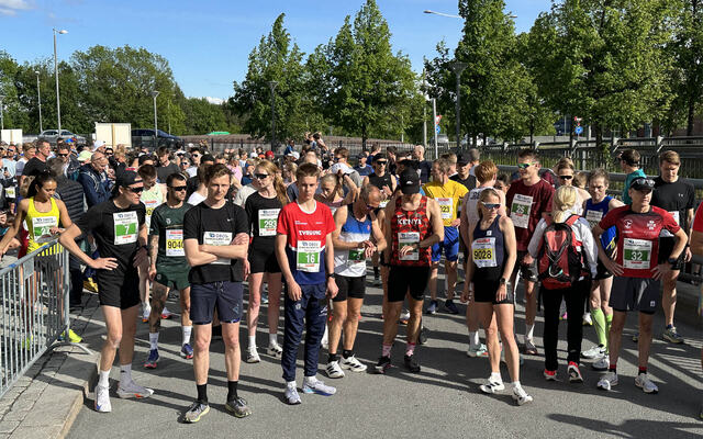 Fornebuløpet har barneløp, 3, 5 og 10 km på programmet pluss at noen løper Trippelen som består av alle tre distansene. Her er 3 km-løperne klare til start. (Foto: Tom-Arild Hansen)