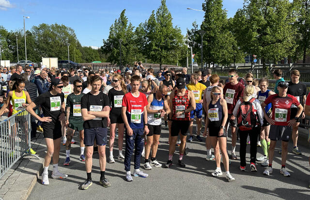 Fornebuløpet har barneløp, 3, 5 og 10 km på programmet pluss at noen løper Trippelen som består av alle tre distansene. Her er 3 km-løperne klare til start. (Foto: Tom-Arild Hansen) Fornebuløpet