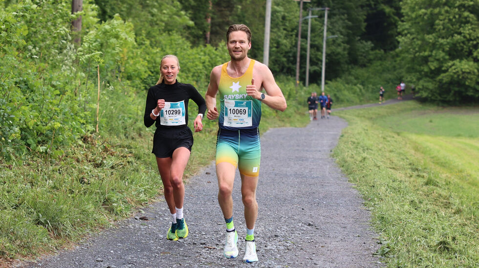 Marte Lien Johnsen og Morten Dalhaug var raskest gjennom vinden fra Lysaker, via Bygdøy, til Vippetangen. Her på vei mot Bygdøy Sjøbad (Foto: Tom-Arild Hansen)