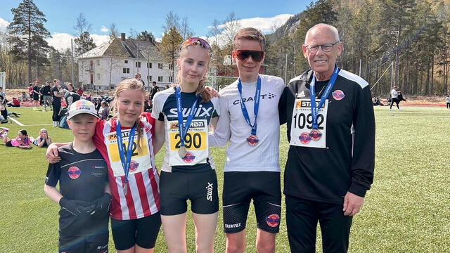 Eldste deltaker, bestefar Finn-Obert Bentsen (70 år) sammen med 4 av sine barnebarn. Petter (8 år), Ida (10 år), Mathea (14 år) og Emil (15 år). (Foto: arrangøren)