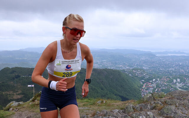 Tine Alfstad Olsen er oppe på den siste ryggen bort mot Ulriksbanens øvre stasjon, som er målet i løpet. Dette er terreng-traseen i Ulriken Opp. (Alle foto: Arne Dag Myking)