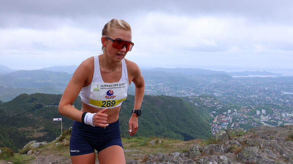 Tine Alfstad Olsen er oppe på den siste ryggen bort mot Ulriksbanens øvre stasjon, som er målet i løpet. Dette er terreng-traseen i Ulriken Opp. (Alle foto: Arne Dag Myking)